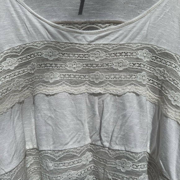 Sheer, lace crop-top.
SIZE: S
COLOR: White
BRAND: Kirra - Picture 5 of 8